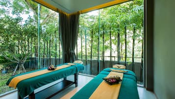 Couples treatment rooms, hot tub, body treatments, aromatherapy