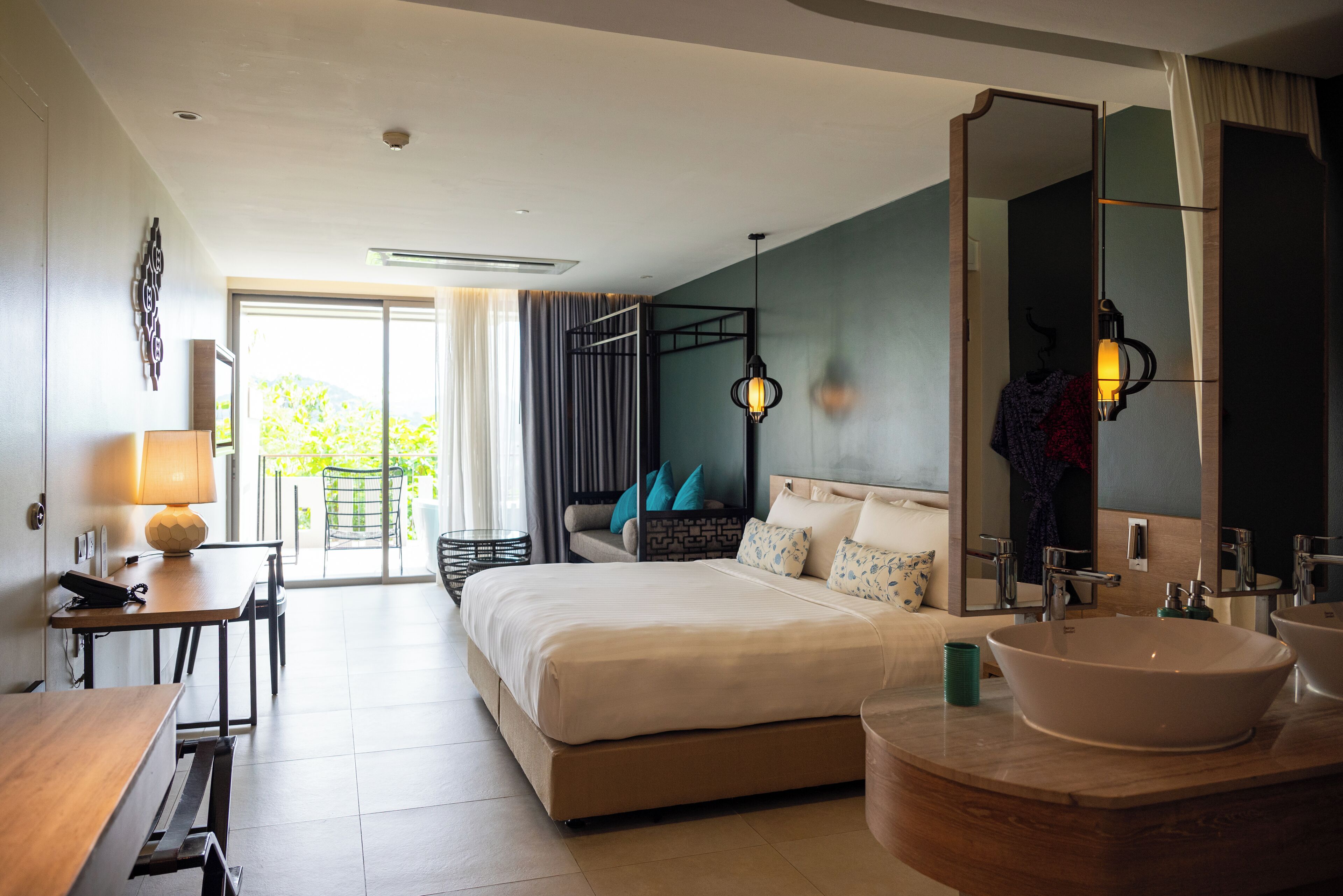 Ropa de cama de alta calidad y caja de seguridad en la habitación 