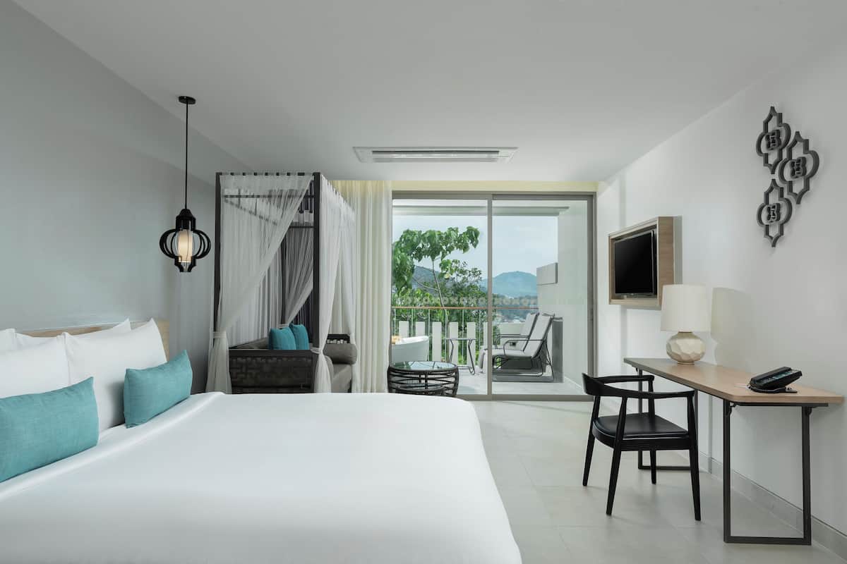Grand Deluxe Jacuzzi | Premium bedding, in-room safe, desk, blackout drapes