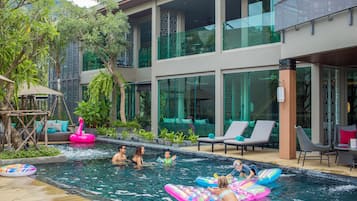 Kolam renang terbuka, dibuka dari pukul 7:00 hingga 19:00, payung kolam