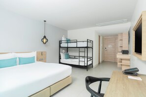 Family Room with bunk bed | 高級寢具、房內夾萬、書桌、遮光窗簾/窗簾
