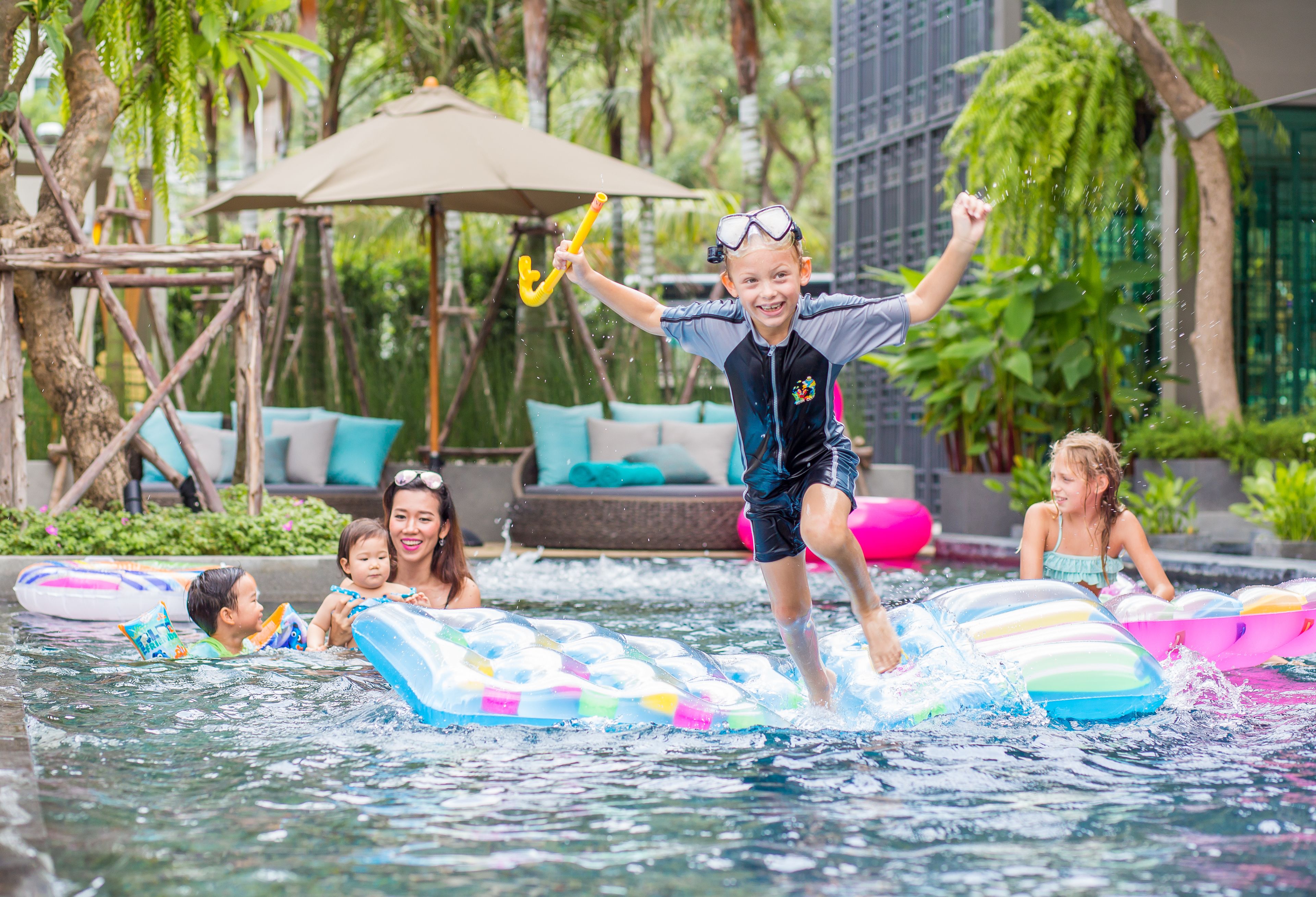 Außenpool, geöffnet von 07:00 Uhr bis 19:00 Uhr, Sonnenschirme