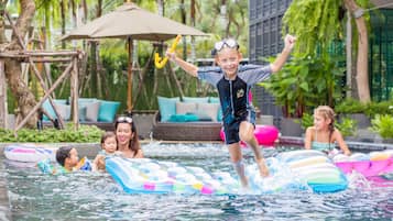 Außenpool, geöffnet von 07:00 Uhr bis 19:00 Uhr, Sonnenschirme