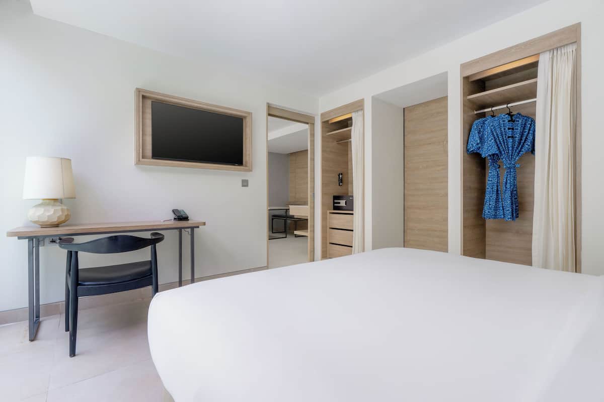 One Bedroom Suite Pool Access | 高級寢具、房內夾萬、書桌、遮光窗簾/窗簾
