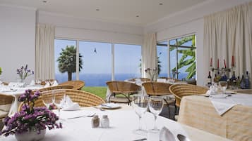 تقديم الغداء، الأطباق العالمية، إطلالات على حمام السباحة