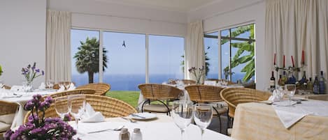 Lounas ja illallinen; kansainvälinen keittiö, näkymät uima-altaalle