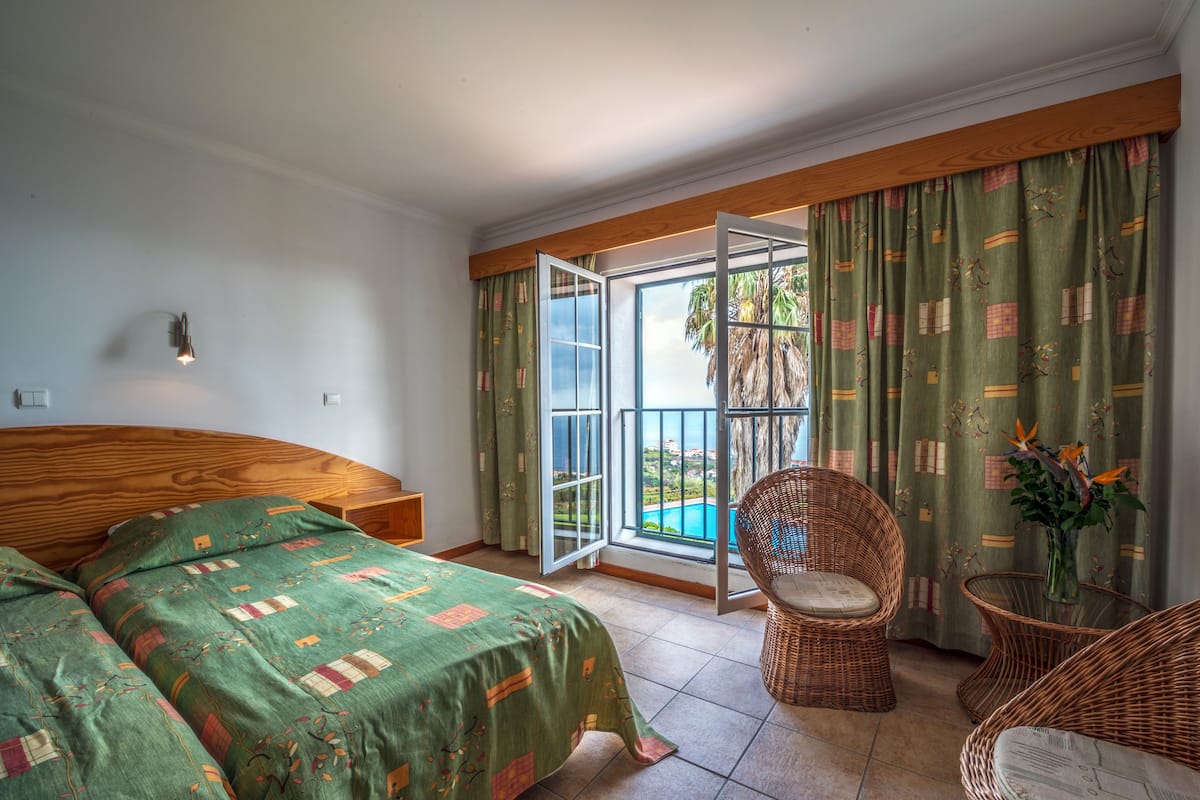 desk, blackout curtains, free wifi, bed sheets