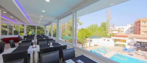 供應早餐、午餐和晚餐,國際料理