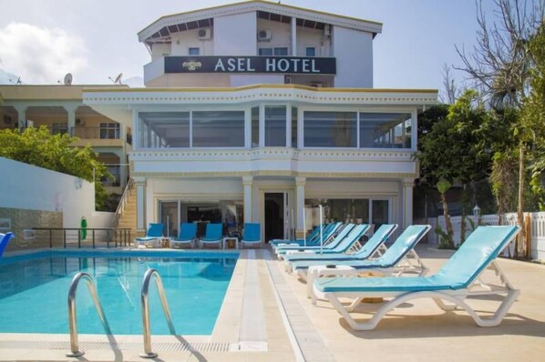 Outdoor pool, pool umbrellas, sun loungers - Asel Hotel (Kemer)