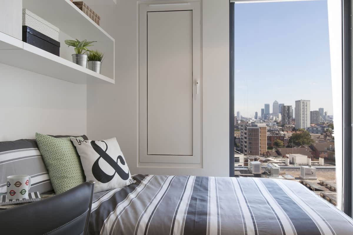 Deluxe Studio | Desk, iron/ironing board (on request), WiFi (free), bed sheets
