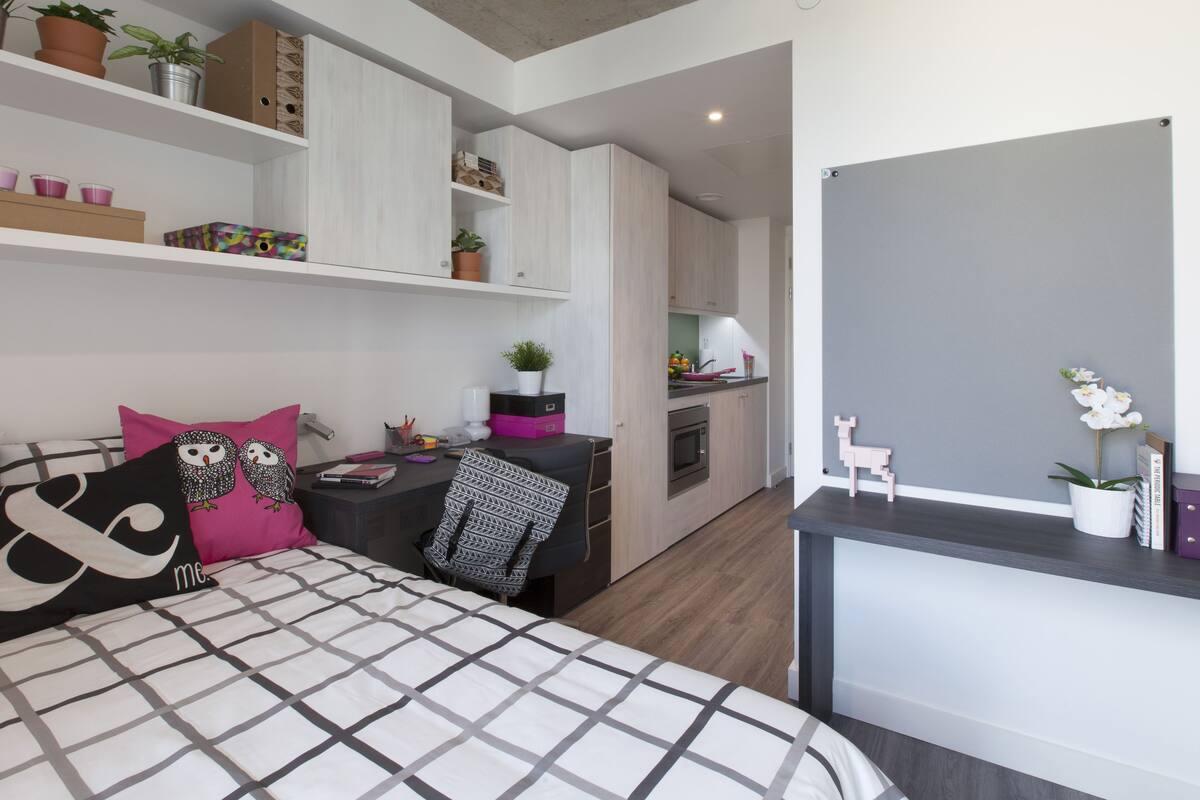 Studio | Desk, iron/ironing board (on request), WiFi (free), bed sheets