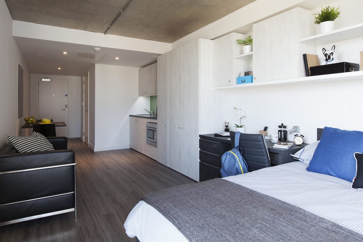 Studio Suite | Desk, iron/ironing board (on request), WiFi (free), bed sheets