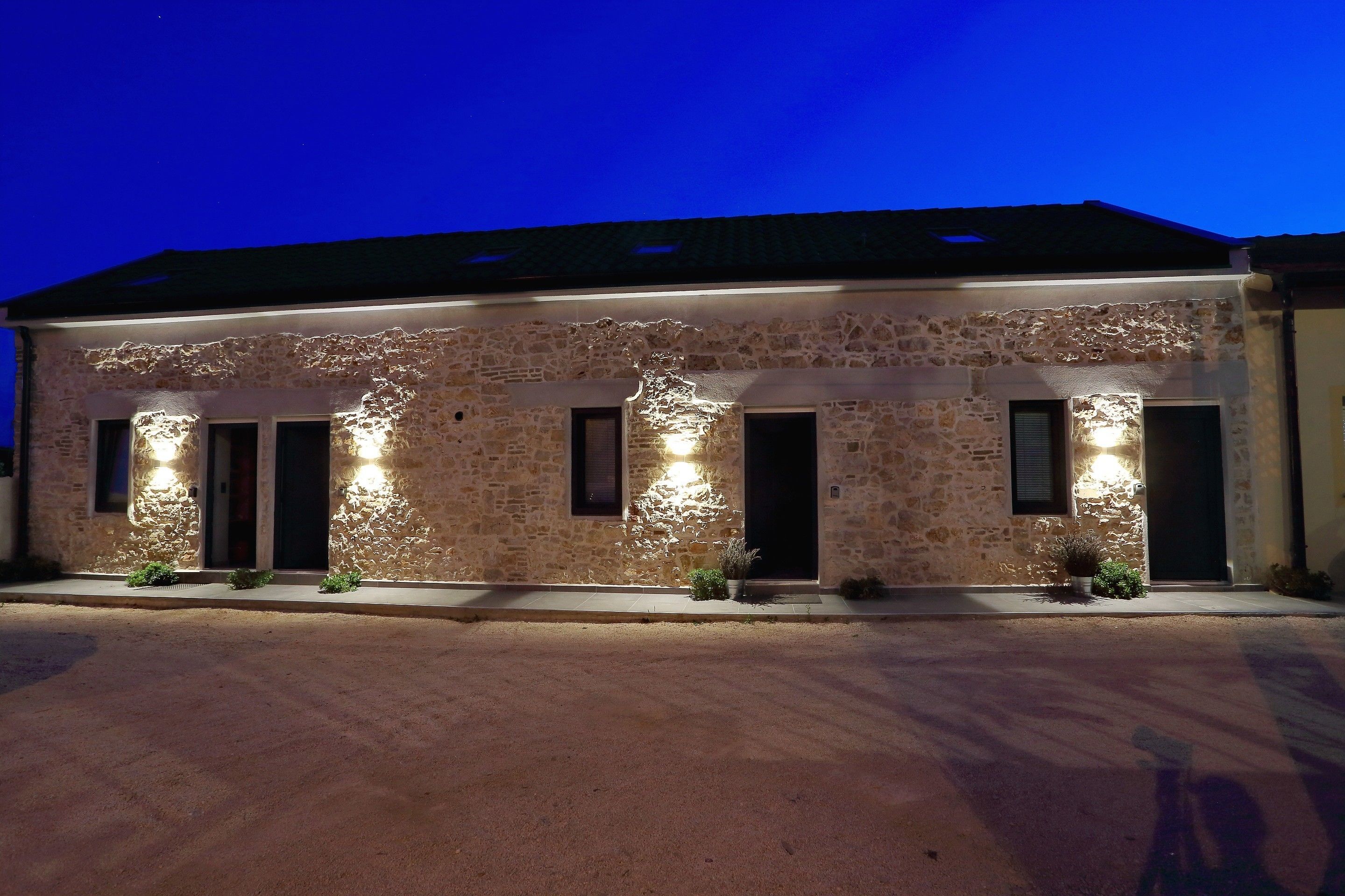 住宿正面 - 傍晚/夜晚