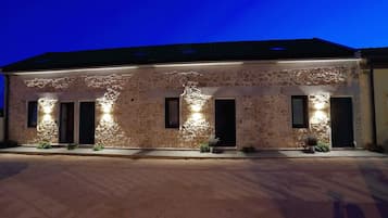 Vista frontal de la propiedad por la tarde o noche