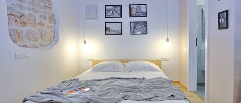 City Studio, 1 Double Bed, Balcony | Desk, soundproofing, iron/ironing board, free WiFi