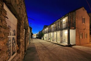 Front of property – evening/night - Guverna New City Accommodation (Zadar)