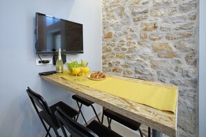 Refrigerador con freezer, microondas, placa de cocina