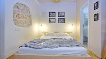City Studio, 1 Double Bed, Balcony | Desk, soundproofing, iron/ironing board, WiFi (free)