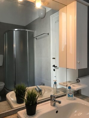 Shower, free toiletries, hair dryer, bidet - Locanda Otello (Rome)