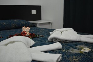 Economy Single Room, Shared Bathroom | Frette Italian sheets, premium bedding, in-room safe - Locanda Otello (Rome)