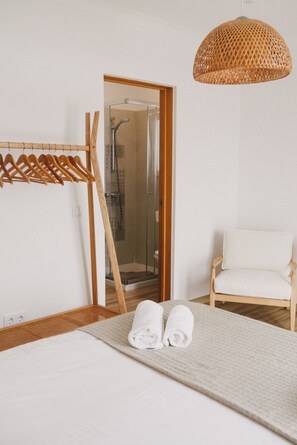 Phòng đôi Tiêu chuẩn (2) | Bộ đồ giường cao cấp, nệm cao su hoạt tính (memory foam) 