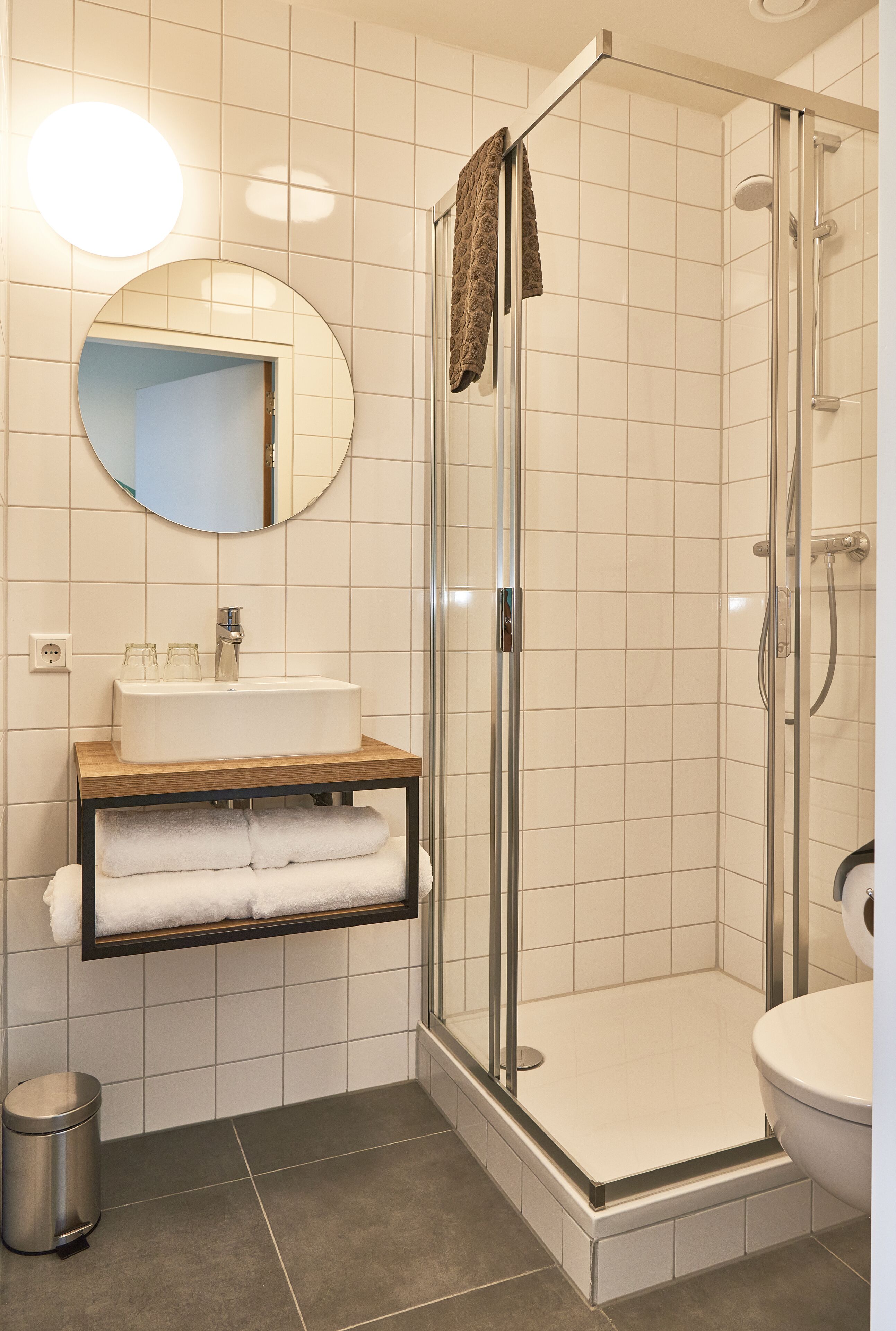 standard twin room | bathroom | shower, free toiletries, hair dryer, slippers