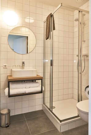 Standard Twin Room | Bathroom | Shower, free toiletries, hair dryer, slippers - Hotel Villa GROET uit Avenhorn (Avenhorn)