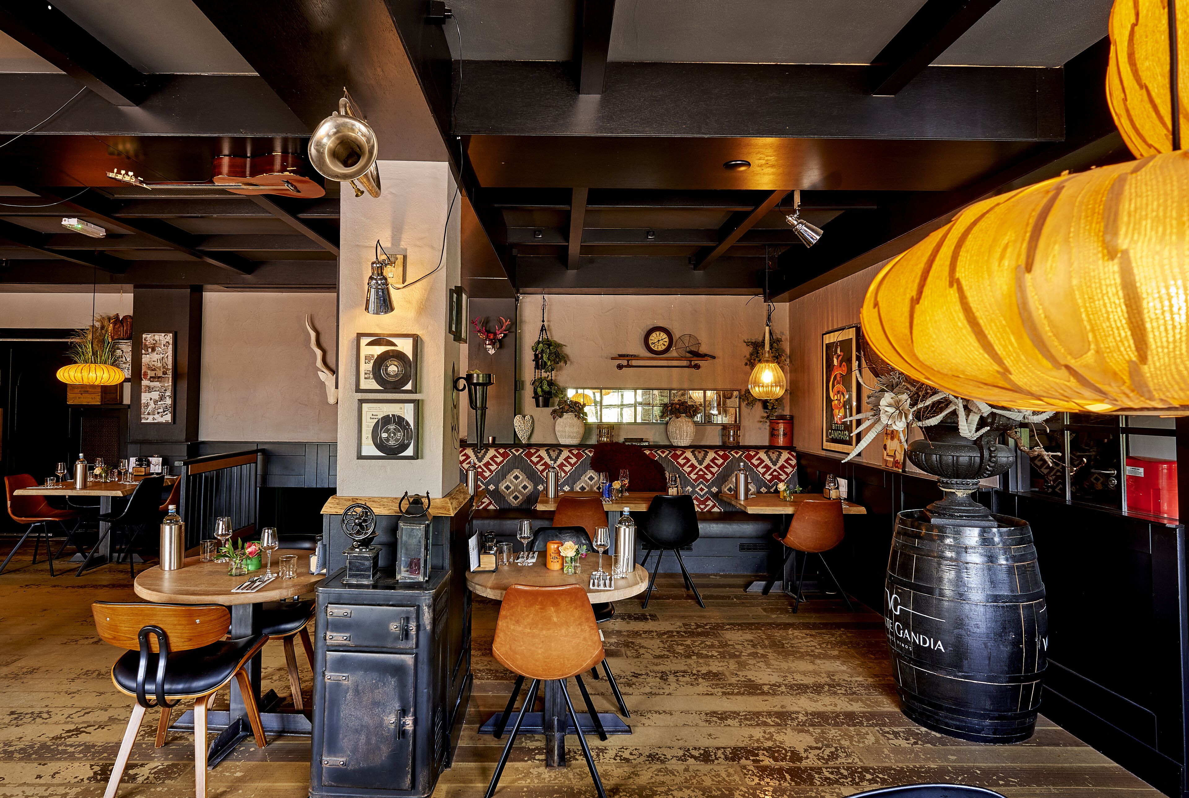 2 restaurants, lunch, dinner served; local cuisine