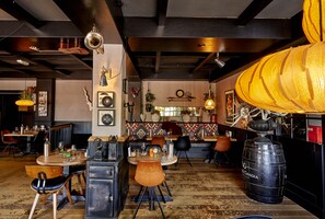 2 Restaurants, Mittagessen, Abendessen, lokale Küche