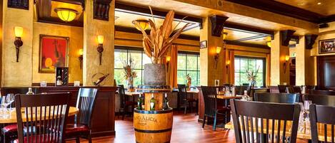 2 restaurants, lunch, dinner served; local cuisine