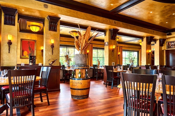 2 restaurants; lunch and dinner served