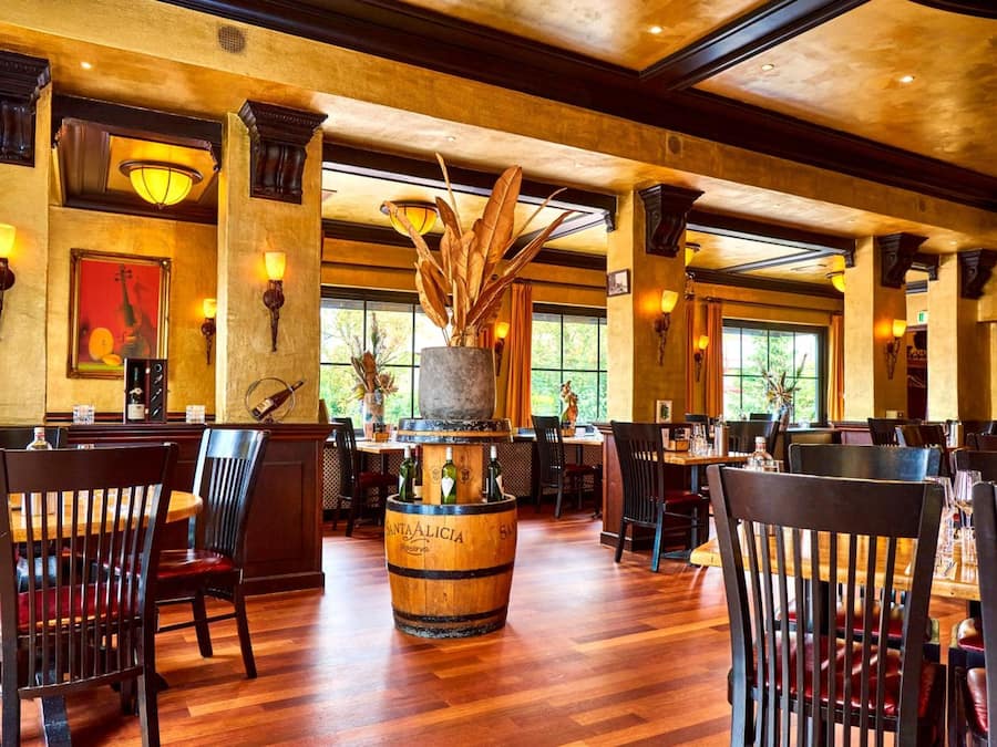 2 restaurants, serveren lunch, diner, lokale gerechten