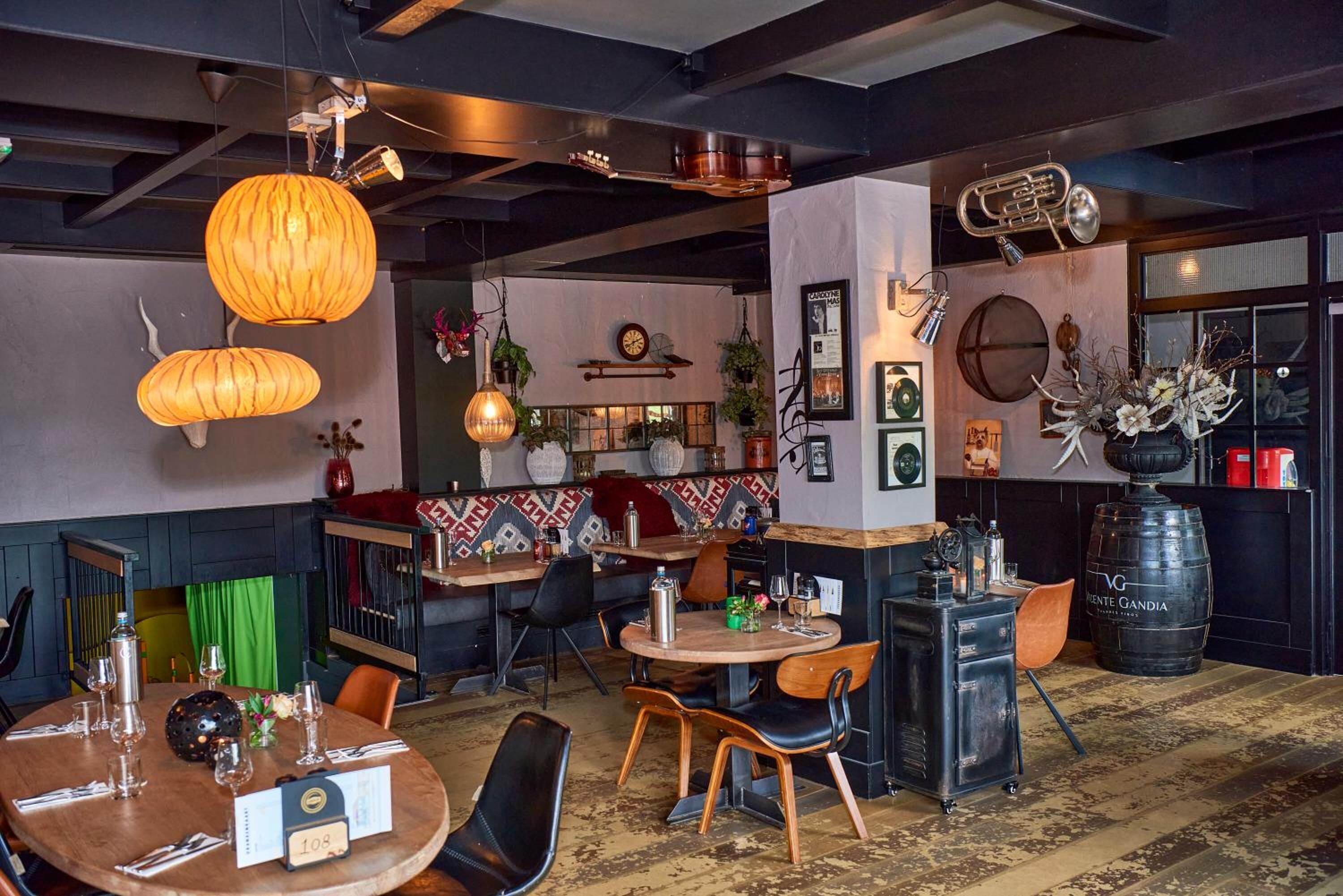 2 restaurants, lunch, dinner served; local cuisine