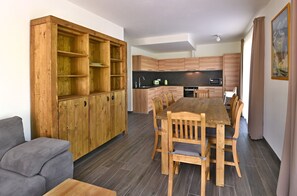 Phòng Suite dành cho gia đình, 2 phòng ngủ, bếp | 2 phòng ngủ, phòng cách âm, nôi (giường cho trẻ sơ sinh) miễn phí 