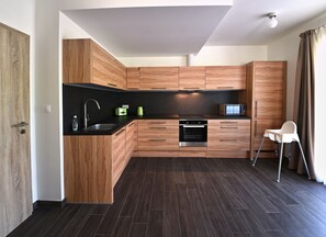 Phòng Suite dành cho gia đình, 2 phòng ngủ, bếp | 2 phòng ngủ, phòng cách âm, nôi (giường cho trẻ sơ sinh) miễn phí 