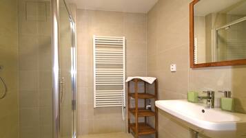 Family Suite, 2 Bedrooms, Kitchen | 2 bedrooms, soundproofing, free cots/infant beds, free WiFi