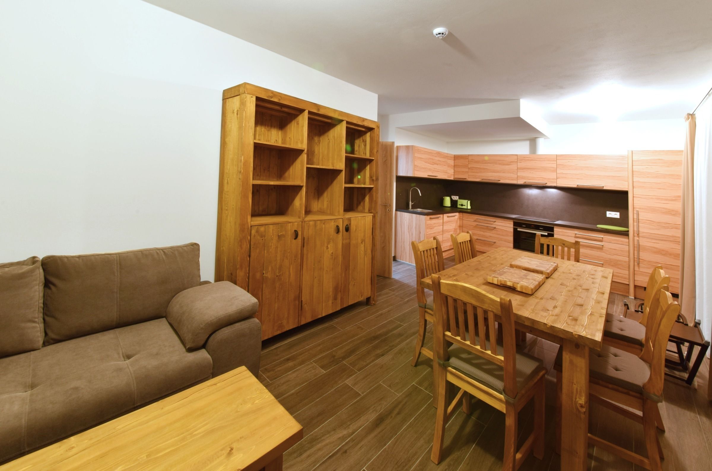 Suite Keluarga, 2 kamar tidur, dapur | Ruang keluarga | Televisi layar datar 70-cm dengan saluran TV digital dan TV