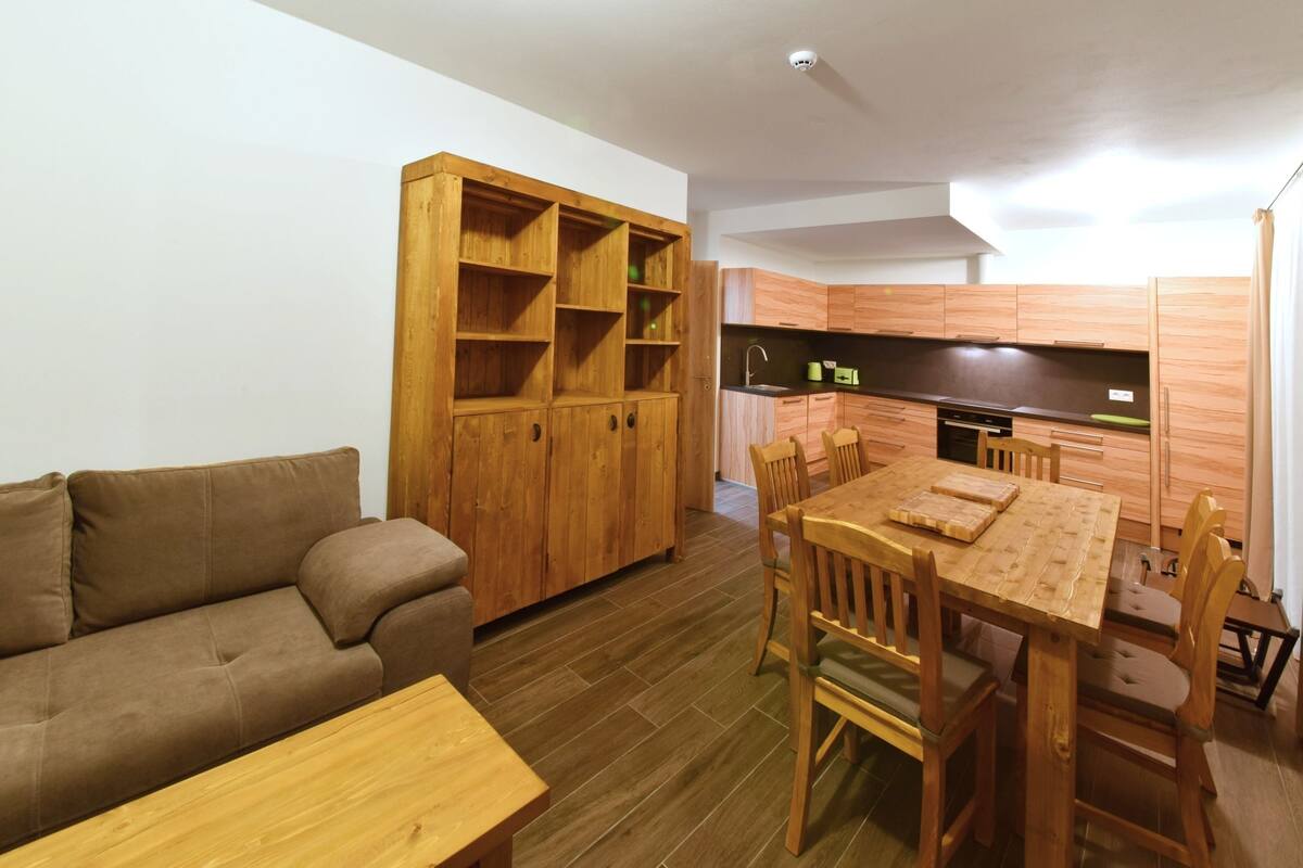 Familien-Suite, 2 Schlafzimmer, Küche | Wohnzimmer | 70-cm-Flachbildfernseher mit Digitalempfang, Fernseher, Fußbodenheizung