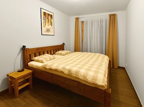 Familien-Suite, 2 Schlafzimmer, Küche | 2 Schlafzimmer, schallisolierte Zimmer, kostenlose Babybetten