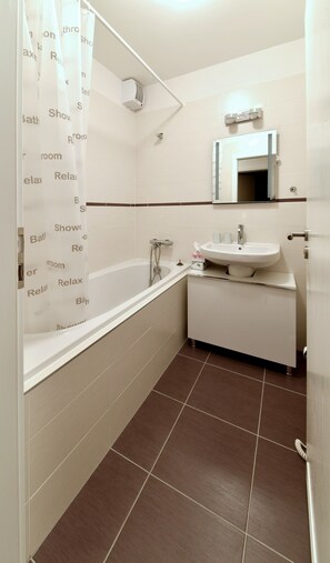 Apartment | Badezimmer | Badewanne, kostenlose Toilettenartikel, Handtücher