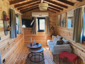 Design boomhut | Een bureau, een laptopwerkplek, verduisterende gordijnen, gratis wifi