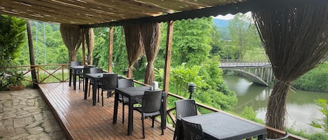 2 restaurants; breakfast, lunch, and dinner served