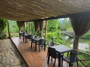 2 restaurantes; se sirve desayuno, almuerzo y cena
