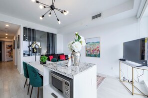 Superior suite, 1 slaapkamer, keuken, uitzicht op stad | Magnetron