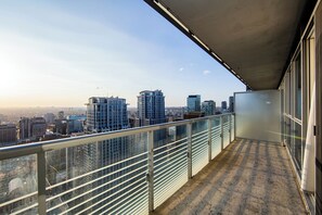 Superior-Suite, 2 Schlafzimmer, Küche, Stadtblick | Balkon