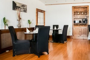 Daily English breakfast (GBP 10 per person) - OYO Corner Hotel (Carnoustie)