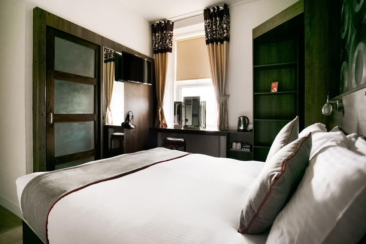 Standard Double Room | WiFi (free), bed sheets