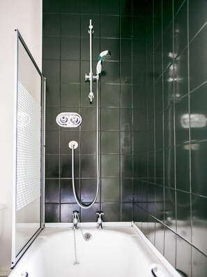 Standard Double Room | Bathroom shower - OYO Corner Hotel (Carnoustie)