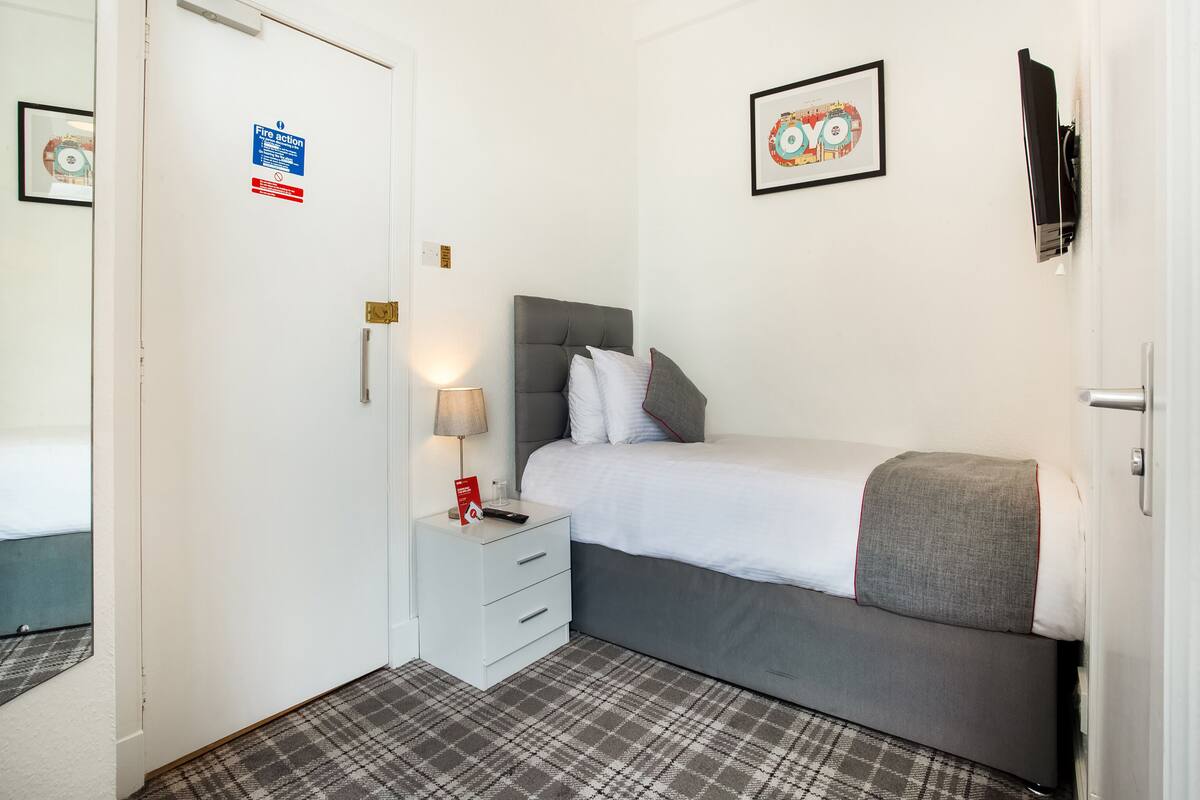 Standard Single Room | WiFi (free), bed sheets