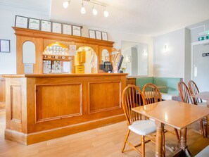 Lobby lounge - OYO Corner Hotel (Carnoustie)